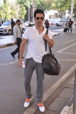 Varun Dhawan leave for charity match in Delhi Airport on 30th March 2013 (40).JPG